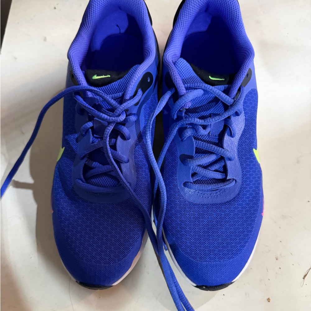 Girls Nike sneakers brand new size 5